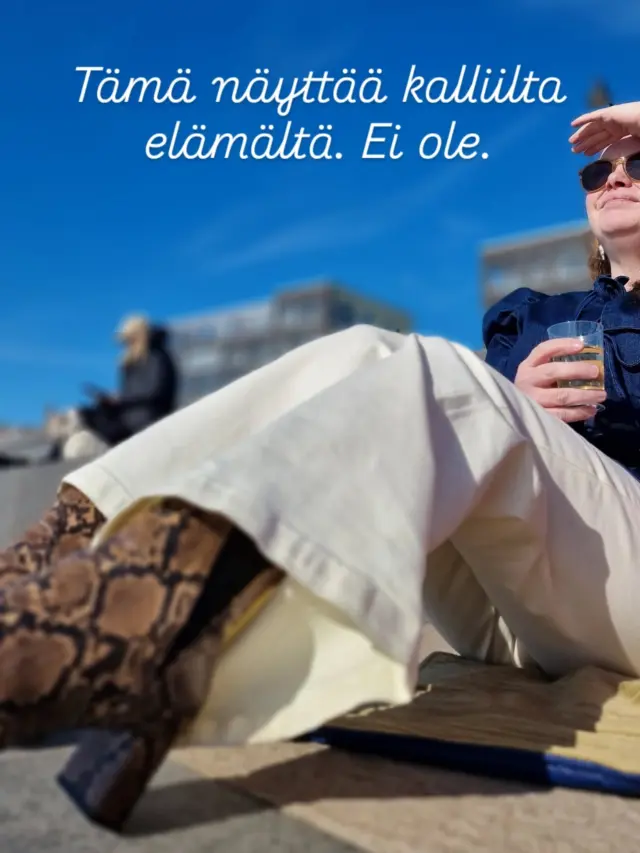 Tiedätkö mikä tässä on ehkä ärsyttävintä?

Se, että tämä näyttää siltä kuin tähän tarvittaisiin rahaa.
Tai aikaa. Tai jotain erityistä elämäntilannetta. Ei tarvittu.

Suurin osa näistä hetkistä syntyy siitä, että päätän pysähtyä.

Otan mukaan sen mitä kotoa löytyy, menen ulos ja annan hetkelle mahdollisuuden tuntua joltain. Ei täydelliseltä. Vaan hyvältä.

Olen alkanut rakentaa omaa elämääni tietoisesti siihen suuntaan, että se näyttää ja tuntuu tältä, ilman että kaiken pitää maksaa jotain. Ja rehellisesti?

Se on muuttanut enemmän kuin mikään muu.
Kirjoitin tästä nyt blogiin.

Siitä, miksi hyvä elämä ei ole niin kallista kuin meille uskotellaan ja miksi kaikki eivät silti pysty tähän. 
👉 Linkki biossa.

#omannäköinenelämä #arkinenluksus #elämästänauttiminen #kaunisarki #hidastaminen