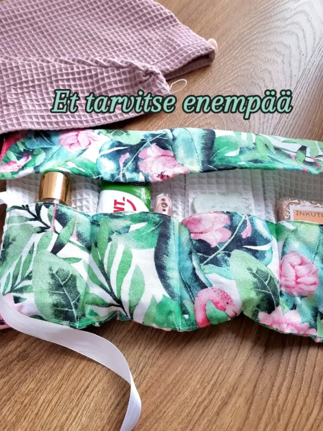 🚗 Mä en halua matkalle yhtään turhaa tavaraa.

Haluan, että kaikki on kaunista, pientä ja toimivaa.

Tein itse matkasetin autoyöpymistä varten ja nyt en tiedä, miten olen ennen lähtenyt reissuun ilman tätä.

Tallennatko idean vai lähtisitkö tällaisella setillä Yyteriin? 

#diyidea #matkavinkit #autossanukkuminen #kierrätys