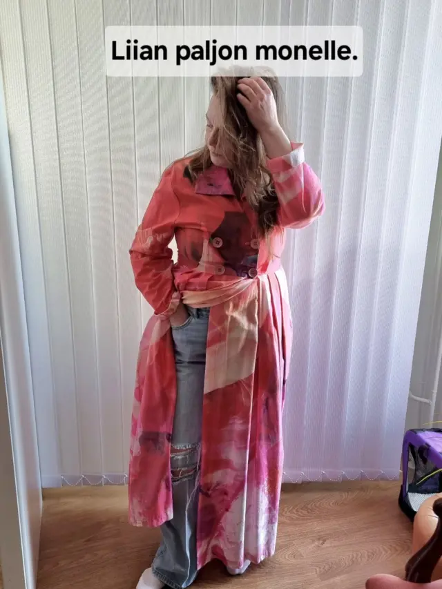 Tämä ei ole takki. Tämä ei ole mekko.
Tämä on asenne, jota kaikki eivät uskalla pukea.

Tämä on se vaate, joka saa katseet  ja mielipiteet.
Liian näyttävä? Liian erikoinen? Hyvä.

Löysin tämän viime kesänä Krakovasta, mun vakiopaikasta @inspiro.officialshop . Sieltä ei haeta “ihan kivaa”, sieltä haetaan jotain, mikä tuntuu.
Tämä ei ole turvallinen valinta. Tämä on valinta näkyä.

💬 Rehellisesti: käyttäisitkö, vai jäisikö rekkiin?

#vintagestyle #persoonallinentyyli #inspirovintage #outfitinspo #tyyliinspiraatio