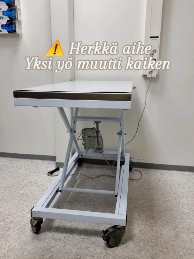 ⚠️ Sisältää kuvailua koiran sairastamisesta

Keskiviikkona kaikki oli vielä melkein normaalia.
Söpö oli vain vähän vaisu, ei oma itsensä, mutta söi ja joi.

Torstaiaamuna herättiin kaaokseen. Oksennusta kaikkialla.
Ulkona Söpö ei jaksanut kävellä.
Kotona joi vähän ja oksensi heti perään vaaleanpunaista.
Siinä kohtaa ei enää mietitä. Mä säikähdin ja lähdin päivystykseen.

Ja siellä… kaikki eskaloitui. Veriripuli alkoi kuin tyhjästä.
Mun pieni 5,4 kg, pian 14-vuotias Söpö jäi sinne.
Se hetki, kun jätät oman koiran hoitoon ja lähdet itse pois, on yksi kamalimmista.

Söpö pääsi yöksi kotiin.
Ja nukkui aivan kiinni minussa.
Se tunne, että toinen taistelee ja sä et voi tehdä muuta kuin olla vieressä.

👉 Jos koiran vointi muuttuu äkisti, älä jää odottamaan.
👉 Ootko sä kokenut jotain vastaavaa?

#tiibetinspanieli #koiranterveys #lemmikkiarki #eläinlääkäri #rakkauslemmikkiin