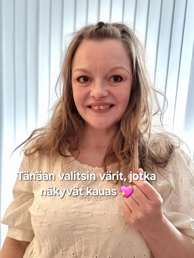 Tämä asu kerää katseet ennen kuin ehdin sanoa mitään 💖✨

Itse tehty puhvihihainen paita, second hand -farkut, verkkosukkikset, pinkit lenkkarit ja jäätelökorvikset. Täydellinen yhdistelmä pehmeää, rohkeaa ja leikkisää energiaa.

Rakastan asuissa sitä, että ne voivat kertoa persoonasta ilman yhtäkään sanaa.

Kumpi on tärkeämpää: mukavuus vai näyttävyys? Kerro kommenteissa 👇💬

#ootd #päivänasu #styleinspo #secondhandstyle #vintagestyle