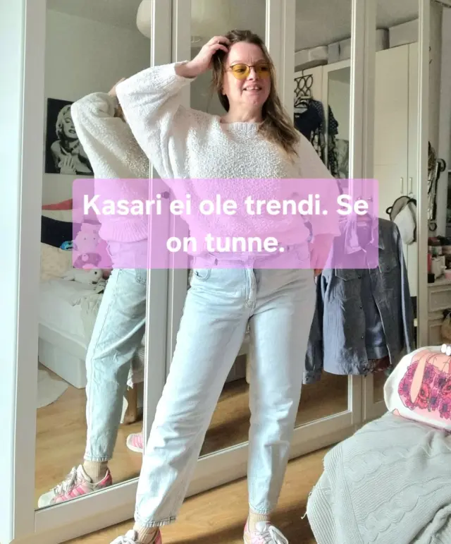 Kuka sanoi, että kasarifiilis kuuluu vain menneisyyteen? 💭✨

Olin 80-luvulla se tyyppi, joka rakasti tätä henkeä, vähän yli, vähän pehmeää, vähän rohkeaa. Ei ehkä ihan näin, mutta melkein. Ja tiedätkö mitä? Nyt se tuntuu taas omalta.

Lepakkohiha ✔️
Vaalea farkku ✔️
Ripaus pehmeää pinkkiä ✔️

Tässä asussa on jotain samaa vapautta kuin silloin nuorena – sellaista “puen mitä haluan” -energiaa, joka ei kysy lupaa.

Ehkä tyyli ei oikeasti koskaan katoa. Se vain odottaa, että uskallat ottaa sen takaisin. 💫

💬 Mitä sinä toit takaisin omasta nuoruudestasi, vai oletko koskaan päästänyt irti?

#kasarityyli #boheemittyyli #omatyylionparasta #arkityyli #aikamatkatyyli