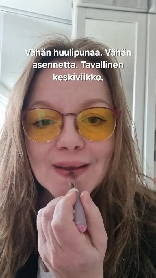 Huulipuna ei ole meikkiä. Se on tunnelma.

Kommentoi: mikä tuo sinulle arjen luksusta?

#huulipunaa #arjenluksus #53years #villananna