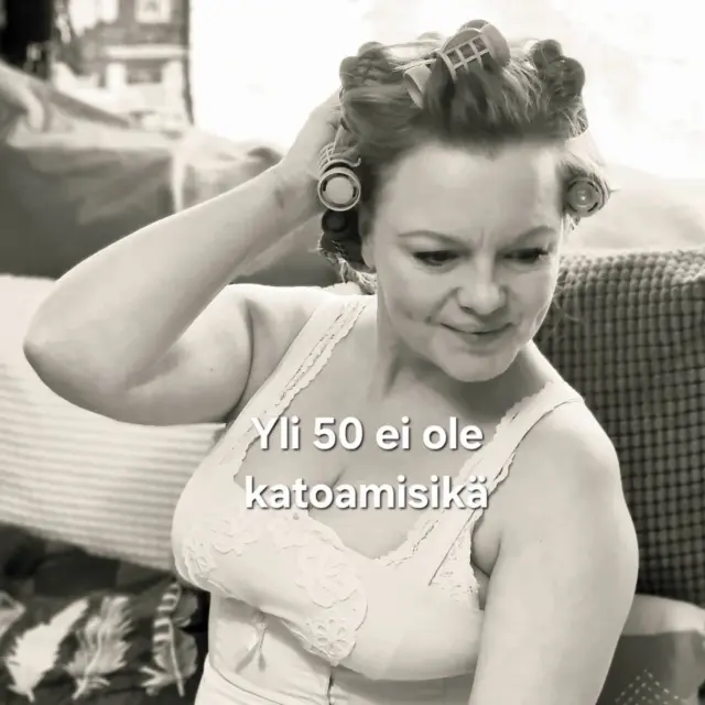 Yli 50-vuotiaille naisille on opetettu yksi todella vaarallinen asia: että meidän pitäisi muuttua näkymättömiksi.
Hiljaisemmiksi.
Hillitymmiksi.
“Ikäisemme näköisiksi.”

Mutta mitä jos en haluakaan kadota?
Mitä jos haluan käyttää pitsiä keskellä päivää, laittaa huulipunaa omaksi ilokseni ja ottaa itsestäni kuvia myös silloin, kun elämä ei ole täydellisesti filtteroitu?

Nämä pienet hetket eivät ole turhamaisuutta.
Ne ovat muistutus siitä, että nainen ei lakkaa olemasta nainen 50+:ssa.

Ei vaikka maailma yrittäisi myydä meille pelkkää “ikäystävällistä” beigeä ja näkymättömyyttä.

Kauneus ei ala nuoruudesta. Se alkaa siitä hetkestä, kun nainen päättää, ettei enää pyydä anteeksi tilaansa.
Ja ehkä juuri siksi yli 50-vuotias nainen onkin vaarallinen:
hän ei enää elä muiden katseita varten.

💬 Mitä sinulle on sanottu “sopimattomaksi” tietyn iän jälkeen?
Kommentoi alle,  puhutaan siitä ääneen.

✨ Tallenna tämä muistutukseksi päivään, jolloin tunnet itsesi liian vanhaksi johonkin. Et ole.

#yli50 #naiseus #keskiikä #ikäpositiivisuus #villananna