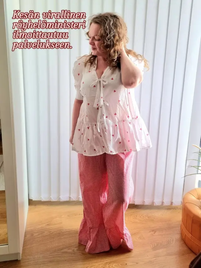 Ensin epäilin tätä asua. Nyt en haluaisi ottaa sitä pois.

Ompelin itse sekä sydänkuvioisen paidan että vaaleanpunaiset röyhelöhousut ohuesta puuvillasta. Tässä asussa on juuri sitä iloa, jota rakastan pukeutumisessa, vähän hulluutta, paljon röyhelöitä ja ripaus satumaista kesätunnelmaa.

Kumpi on sinun suosikkisi tässä asussa, paita vai housut? 💗

#VillaNanna #Ompeluiloa #ItseTehtyVaate #Kesätyyli #HidasMuoti