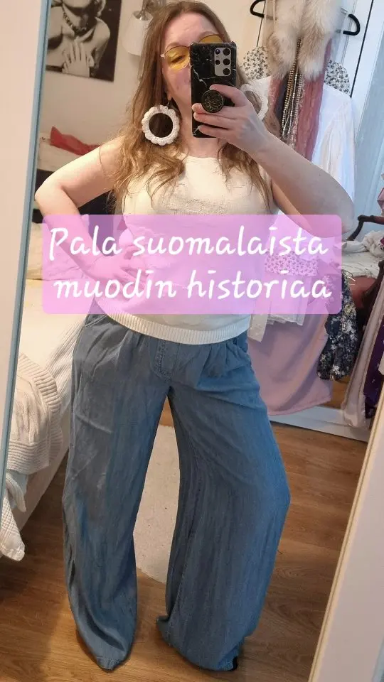 Tässä asussa on enemmän historiaa kuin trendiä.

Tämän asun kiinnostavimmat yksityiskohdat eivät ole uusia. 
Neuletoppi on Anne Linnonmaan suunnittelema, pieni pala suomalaista muodin historiaa. 
Korvakorut puolestaan tein itse vanhoista rannerenkaista.

Persoonallinen tyyli syntyy usein siitä, että yhdistää vanhaa, käsityötä ja omia löytöjä uudella tavalla.

#villananna #boheemityyli #suomalainenmuotihistoria #kierrätäjaehosta