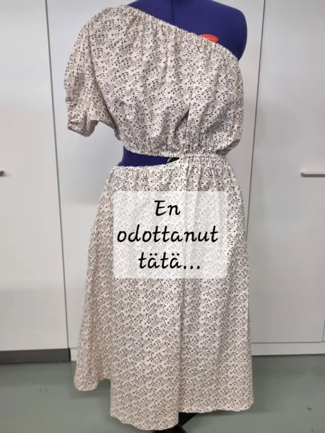 Tämä mekko yllätti minut täysin.

Kun näin Mood Fabricsin The Clementine Dress -kaavan, olin varma että tästä tulee nopea ja helppo ompeluprojekti. Yksiolkaiminen leikkaus, avoin vyötärö ja runsas helma näyttivät juuri sellaisilta yksityiskohdilta, joista pidän.

Todellisuus oli kuitenkin vähän toinen. Kaavan ohjeistus ei ollutkaan niin suoraviivainen kuin odotin, ja välillä jouduin turvautumaan enemmän omaan ammattitaitooni kuin ohjeisiin.

Lopputulos kuitenkin palkitsi. Erityisesti tuo avoin vyötäröleikkaus tekee mekosta kiinnostavan ja hieman erilaisen kuin tavallinen kesämekko.

Oletko sinä ommellut Mood Fabricsin ilmaiskaavoilla? Kerro kokemuksesi kommenteissa. 💛

#MoodFabrics #ClementineDress #Dressmaking #SewingPattern #MeMadeWardrobe
