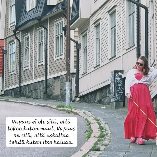 Nyt voi ilmeisesti vastata kuvalla kommenttikentässä. 
Eli testataan, laita oma kesäkuva kommenttiin.

#villananna #kesäkuva #kesäinenHelsinki #punainenkesämekko #mekko