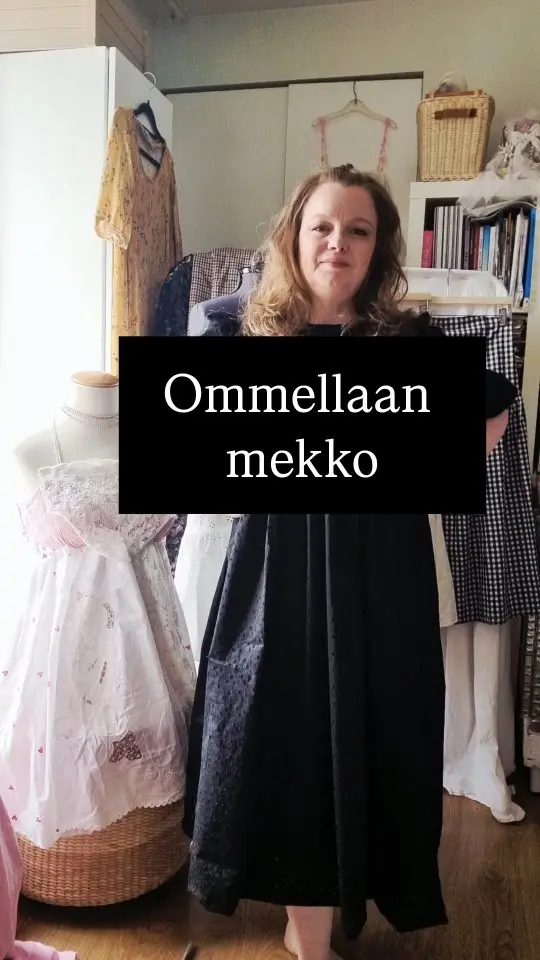Tein mekon itse ✂️
Tai oikeastaan muokkasin Mekkotehtaan Saana -kaavaa vähän omannäköisekseni.

Rakastan vaatteita, joilla on tarina.
Tässä mekossa yhdistyy yksi lempiasioistani: hitaampi muoti, käsillä tekeminen ja vanhanaikainen naisellinen siluetti.

Videolla näkyvä mekko on tehty muokkaamalla Mekkotehtaan Saana -kaavaa. Halusin siihen enemmän volyymia ja pehmeää vintagehenkeä.

Yritän muutenkin siirtyä enemmän kohti slow fashionia ja pois pikamuodista. On ihan eri tunne käyttää vaatetta, jonka on tehnyt itse. 🖤

Ompelisitko itse mekon vai ostatko mieluummin valmiina?

#mekko #ompelu #slowfashion #mummocore #handmadefashion