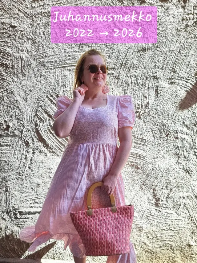 Tänä juhannuksena ompelukone sai levätä. 💗

Vuodesta toiseen olen ommellut juhannukseksi uuden mekon, mutta tänä vuonna halusin tehdä toisin. Tämä vaaleanpunainen juhannusmekko on ommeltu jo vuonna 2022 kierrätysmateriaaleista, ja sen sijaan että olisin tehnyt uuden, päätin antaa vanhalle suosikille uuden hetken loistaa.

Joskus vastuullisin valinta ei ole uuden tekeminen vaan vanhan rakastaminen uudelleen.

Oletko sinä käyttänyt tänä kesänä jotain vanhaa suosikkivaatetta uudella tavalla? Kerro kommenteissa!

#villananna #juhannustyyli #kierrätysmuoti #ommellen #hitaampimuoti