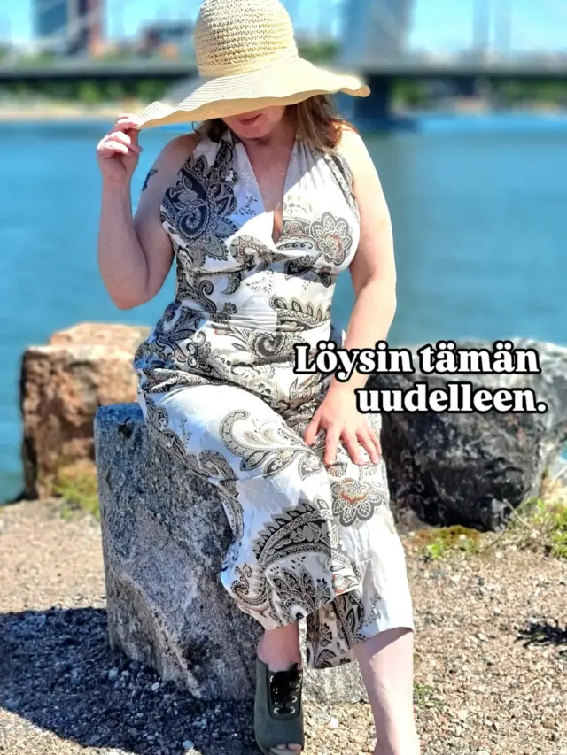 Tein tämän haalarin vuosia sitten ja luulin, etten enää koskaan käyttäisi sitä.

Ensimmäinen versio syntyi jo 2019, mutta tämä haalari jäi pitkäksi aikaa kaapin perälle odottamaan. Ehkä juuri siksi sen pukeminen tuntui tänä kesänä niin erityiseltä.

Kaavana oli vanha Burda 6/2015, mutta kaikkein tärkeintä ei ollut täydellinen kaava vaan tunne siitä, että vaate tuntuu edelleen omalta vuosien jälkeen.

Joskus rakkaimmat vaatteet eivät ole uusia.
Ne ovat niitä, joihin liittyy aikaa, muistoja ja vähän omaa elämää.

Oletko koskaan löytänyt kaapistasi vaatetta, joka tuntui vuosien jälkeenkin täysin omalta? ✨

#itseommeltu #slowfashionfi #burdastyle #vintagetyyli #villananna