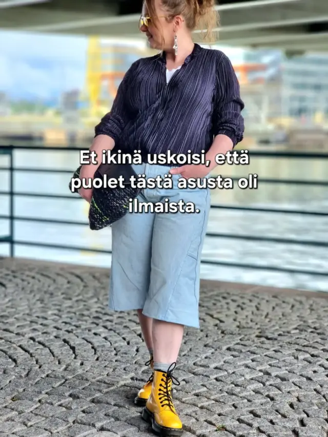 Et ikinä uskoisi, että farkut ja paita olivat ilmaisia.

Nämä farkut löytyivät aikoinaan Kierrätyskeskuksen ilmaisosastolta, nyt ne saivat uuden elämän jortseina. Purin sivusaumat ja lisäsin lahkeiden ylijäämästä kiilat, jotta istuvuus muuttui täysin.

Myös jakku on ilmaisosaston löytö, tehty lähes vahingossa muutama kuukausi sitten.
Keltaiset Dr. Martensit nappasin tällä viikolla second handina, ja neulottu laukku on itse tehty kierrätysmateriaaleista: vuori, vetoketjut ja läppä.
Upeat korvakorut hankittu @shmstoreredi

Tyyli ei tarvitse kallista hintalappua. Se tarvitsee silmää nähdä mahdollisuus.

Kumpi on sinun mielestäsi tämän asun paras löytö, jortsit, jakku, bootsit vai itse tehty laukku?

#kierrätysmuoti #secondhandstyle #jortsit #drmartensstyle #slowfashionfi