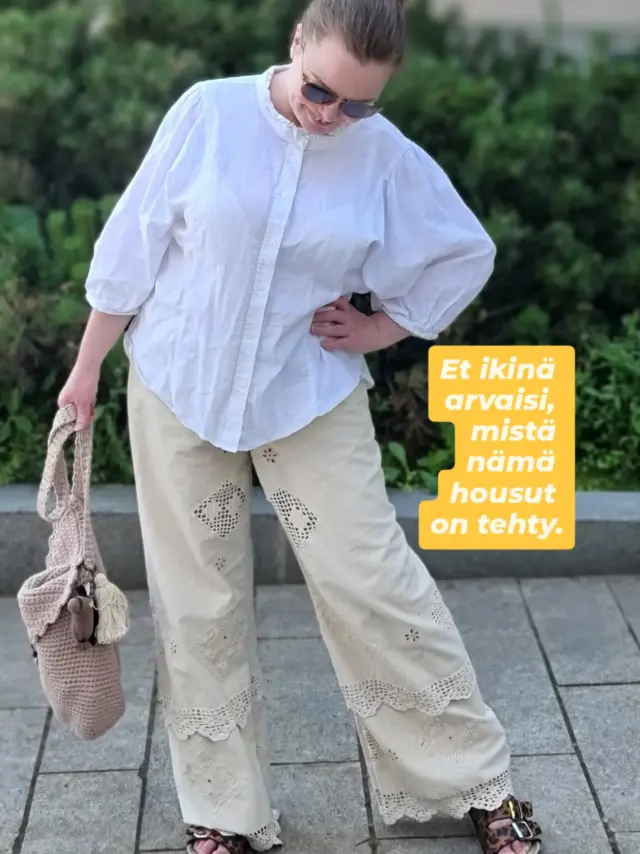 Vanha pöytäliina ei päätynyt kaapin perälle, siitä syntyi uudet housut. 🤍

Rakastan tekstiiliarkeologiaa. Vanhat käsin tehdyt tekstiilit ansaitsevat uuden elämän, eivät pölyttymistä laatikossa. Tällä kertaa pöytäliinan pitsit ja kirjailut pääsivät osaksi housuja, joista tuli yksi vaatekaappini suosikeista.

Paita on kirpputorilöytö, virkattu laukku on omaa käsialaani ja sandaalit ovat palvelleet jo vuosia. Minulle tyyli syntyy siitä, että vanha ja uusi kohtaavat, eikä kaiken tarvitse olla kaupasta juuri ostettua.

Pukisitko sinä vanhasta pöytäliinasta tehdyt housut?

#tekstiiliarkeologia #refashion #kierrätysmuoti #upcyclingfashion #villanannarefashion