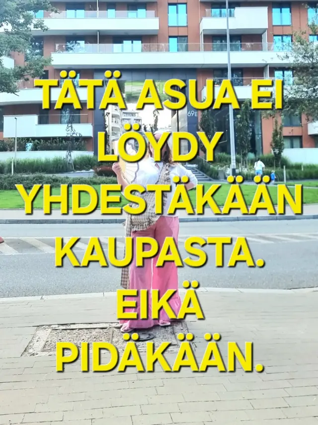 KUKA PÄÄTTI, ETTÄ TÄMÄN ASUN PITÄISI LÖYTYÄ YHDESTÄ KAUPASTA?

Housut olen tehnyt itse.
Paita on kirpparilöytö.
Bandana? Vanha tyynyliina.
Ja kasassa on asu, jolla lähdin helteiseen Krakovaan. ☀️

Minä rakastan sitä, että pukeutumisessa ei tarvitse aloittaa kaupan hyllyltä.

Vaatteita voi tehdä itse. Niitä voi löytää kirpparilta. Vanhalle tekstiilille voi keksiä kokonaan uuden tehtävän. Ja joskus kaikkein kiinnostavin asu syntyy juuri silloin, kun yhdistää nämä kaikki.

Tuo bandana on muuten tekstiiliarkeologiaa: se on saanut uuden elämän tyynyliinasta.
Itse tehdyt housut ovat puolestaan juuri sellaiset, joita rakastan helteellä. Leveät lahkeet, ilmavuutta ja tarpeeksi tilaa liikkua.

Krakovan helteessä tämä kokonaisuus tuntui täydelliseltä.
Ja ehkä juuri siksi rakastan matkalla pukeutumista. Vaatteet eivät ole vain jotain, mitä puetaan päälle. Ne kulkevat mukana tarinoissa, muistoissa, kirpputorilöydöissä, ompeluprojekteissa ja joskus jopa vanhoissa tyynyliinoissa.

Mitä sinun vaatekaapistasi löytyisi tähän asuun yhdistettäväksi? ❤️

#tekstiiliarkeologia #itseommeltu #kirpparilöytö #kestäväpukeutuminen #persoonallinenpukeutuminen

Tässä asussa saa näkyä, että vaatteilla saa leikkiä.

Leveät, itse tehdyt housut liikkuvat ihanasti kävellessä ja tekevät hellepäivän pukeutumisesta kevyen tuntuista.
Ja tuo pieni yksityiskohta olkapäällä ja selässä?
Vanha tyynyliina.

Tekstiiliarkeologiaa parhaimmillaan. ❤️

Kun vaate ei ole täydellinen yksinään, yhdistä se johonkin yllättävään.

Tässä asussa värit, kuosit ja mittasuhteet saavat kaikki vähän leikkiä keskenään.
Juuri sitä rakastan pukeutumisessa.
Ei tarvitse näyttää siltä, että asu olisi nostettu suoraan vaateliikkeen mallinukelta.

Krakova hellepäivänä. ☀️

Tällä kertaa kaupunkia tuli katseltua vähän eri tavalla, kävellen, ihmetellen ja välillä ihan vain pysähtyen.
Matkalla ei tarvitse suorittaa nähtävyyksiä.

Joskus paras tapa nähdä kaupunki on vain kulkea siellä omissa vaatteissaan ja katsoa, mihin päätyy.

Ja juuri tällaisissa hetkissä matkustamisesta pidän.
Ei kiirettä seuraavaan nähtävyyteen.

Katsellaan rakennuksia, ihmisiä, katuja ja ympäristöä. Annetaan kaupungin tulla vastaan sellaisena kuin se on.
Ja tieten