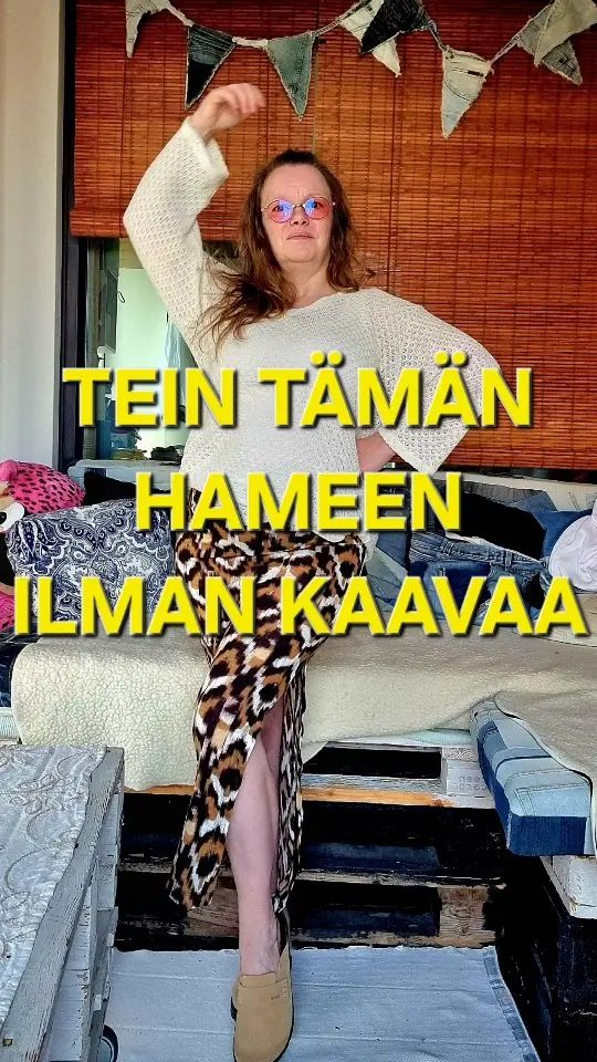 Vaatekaappipäiväkirja ✍️

Tänään puin päälleni kaksi vaatetta, jotka valmistin vuonna 2014.

Hameen tein kokonaan ilman kaavaa. Muistan edelleen sen tunteen, kun vaatetta vain alkaa rakentaa kankaan, oman silmän ja sovittamisen kautta. Kaikkea ei tarvitse aina piirtää valmiiksi paperille.

Nyt, kaksitoista vuotta myöhemmin, hame näyttää omaan silmääni edelleen ihan minulta. Tällä kertaa sen seuraksi päätyivät vaalea toppi, Krakovasta hankittu koru ja LEONin kengät.

On oikeastaan aika hauskaa huomata, miten oma tyyli muuttuu vuosien aikana ja silti jotkut itse tehdyt vaatteet kulkevat mukana.

Ehkä hyvä vaate ei olekaan sellainen, joka näyttää hyvältä vain yhden vuoden ajan. ❤️

Mikä sinun vaatekaapissasi on vanhin edelleen käytössä oleva vaate?

#vaatekaappipäiväkirja #itseommeltu #itsetehtytyyli #tekstiiliarkeologia #hidasmuoti