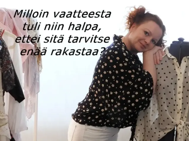 Milloin vaatteesta tuli niin halpa, ettei sitä tarvitse enää rakastaa?

Aloitin pukuompelijan ja mallipukineiden valmistajan opinnot vuonna 1989. En silloin ymmärtänyt olevani keskellä valtavaa muutosta.

Suomalainen vaatetusteollisuus alkoi hiipua, vaatetehtaita suljettiin ja muutamaa vuotta myöhemmin lama iski. Valmistuin vuonna 1996 ja siihen mennessä vaatetusala oli jo muuttunut valtavasti.

Kun katson nyt taaksepäin, muutos tuntuu lähes uskomattomalta.

Ensin meille opetettiin, että uusi tekee onnelliseksi. Sitten vaatteita alettiin valmistaa yhä halvemmalla ja enemmän. Muoti nopeutui. Internet toi verkkokaupat koteihin. Sosiaalinen media toi meille loputtoman virran uusia vaatteita.

Ja nyt voimme tilata Sheinistä tai Temusta vaatteita muutamalla eurolla.

Moni sanoo, että vaate on hyvä, jos se kestää kaksi vuotta. Eikä edes haluta käyttää samaa vaatetta kymmentä vuotta.

Mutta tässä kohtaa minä alan miettiä.

Milloin kaksi vuotta kestävä vaate muuttui laadukkaaksi?

Ehkä kysymys ei olekaan vain siitä, kestääkö vaate.

Ehkä kysymys on siitä, miksi emme enää odota vaatteelta samaa kuin ennen.

Kirjoitin blogiin vaatteen hinnasta, laadusta, kulutuskulttuurista, Sheinistä, Temusta ja siitä, miten suhteemme vaatteisiin on muuttunut.

🔗 Juttu löytyy blogista – linkki biossa.

Kuinka kauan hyvän vaatteen pitäisi sinun mielestäsi kestää ja onko sinulla vaate, jota olet käyttänyt jo yli 10 vuotta?

#shein #temu #pikamuoti #ultranopeamuoti #vaateteollisuus 

Olen valmistunut vaatetusalan ammattilaiseksi aikana, jolloin suomalainen vaatetusteollisuus oli suuren muutoksen kynnyksellä. Silloin en vielä tiennyt, kuinka paljon ala tulisi muuttumaan.

Vaatteella voi olla monta elämää. Materiaali voi muuttua, vaatetta voi korjata ja tyyliä voi muuttaa. Minulle tekstiili ei ole koskaan ollut vain kertakäyttöinen pinta.

Vaatteiden kanssa on myös lupa leikkiä. Kaiken ei tarvitse olla täydellistä, trendikästä tai uutta. Joskus paras vaate on juuri se, jossa on hyvä olla.

Ja ehkä juuri tämä on asia, jota kaipaan nykyisestä vaatekulttuurista: iloa. Vaatteen ei tarvitse olla kallis ollakseen tärkeä, mutta sen pitäisi olla jotain, jonka oikeasti haluaa pitää.

Vaatteet ovat pa