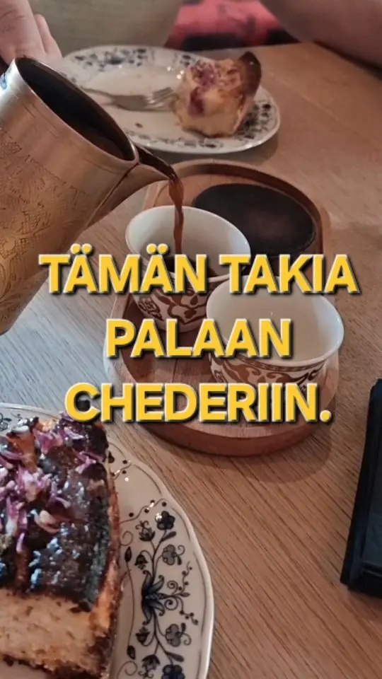 Tämän takia palaan Chederiin aina uudelleen. 🤎

Mausteinen mutakahvi, joka tarjoillaan pienestä kuparipannusta, kuuluu niihin Krakovan makuihin, joita alan kaivata jo melkein ennen kuin olen ehtinyt kotiin.

Chederissä on muutenkin jotain sellaista, mikä saa minut palaamaan. Mutta tämä kahvi… tämä on ihan oma lukunsa.
Voimakas, mausteinen, vähän erilainen ja aivan järjettömän hyvä.

Krakovassa on tullut vuosien aikana juotua kahvit jos toisetkin, mutta Chederin mausteinen mutakahvi on edelleen ihan parasta.

Ja katsokaa nyt tuota kaatamistakin. Siinä on jo melkein oma pieni seremoniansa. ☕️

Oletko maistanut mausteista mutakahvia vai menisikö kokeiluun?

#ChederKrakow #Krakova #KrakowFood #Kazimierz #KrakovanMatka