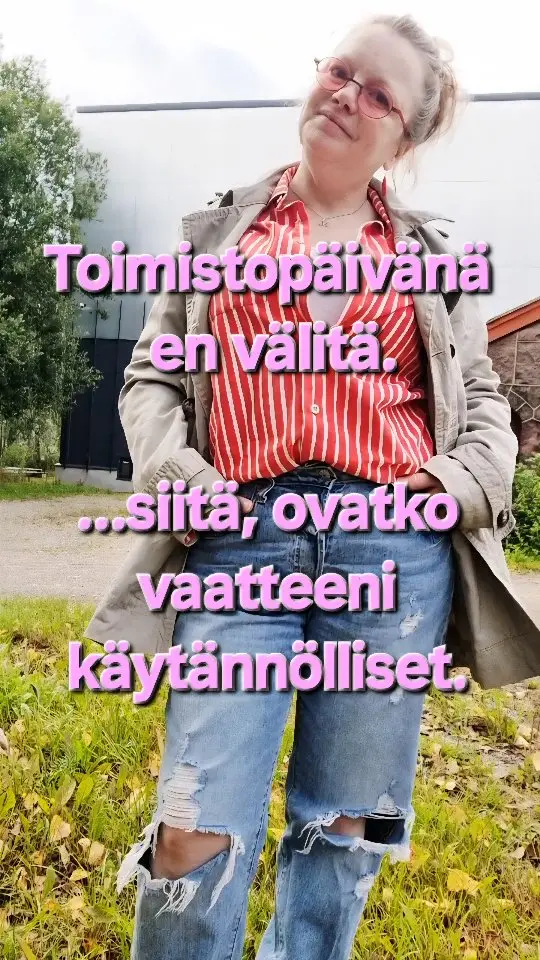 Toimistopäivänä en välitä.
…siitä, ovatko vaatteeni käytännölliset. 😄

Tavallisena työpäivänä pitää pystyä tekemään vähän kaikkea, eikä silloin kovin hieno tai hankala asu välttämättä elä mukana menossa. Mutta toimistopäivä on eri asia.
Silloin voi kaivaa kaapista vintage-Marimekon, vetää jalkaan revityt farkut, korvakorut heilumaan ja trenssin päälle.

Jos kerran päivän aikana saa enimmäkseen käyttäytyä ihmisiksi pöydän ääressä, niin täytyyhän siitä ottaa kaikki ilo irti. 😄

#päivänasu #työtyyli #vintagemarimekko #persoonallinenpukeutuminen #villananna