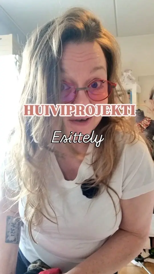 Mitä kahdesta huivista voi syntyä?

Mulla on uusi projekti. Tai oikeastaan kaksi, sillä lähden liikkeelle näistä kahdesta huivista.
Molemmille on jo suunnitelma, eivätkä ne todellakaan tule jäämään huiveiksi. 😄 
Ajattelin tällä kertaa näyttää koko projektin vähän kerrallaan täällä Instassa lähtötilanteesta valmiiksi asti.

Huomenna aloitetaan punaisesta.
Mitä veikkaat, mitä siitä tulee?

👉 Seuraa @villananna, jos haluat nähdä koko huiviprojektin etenemisen, ja tallenna tämä aloitus, niin löydät sarjan myöhemminkin.

#huiviprojekti #tuunaus #ompelu #kierrätysmuoti #villananna