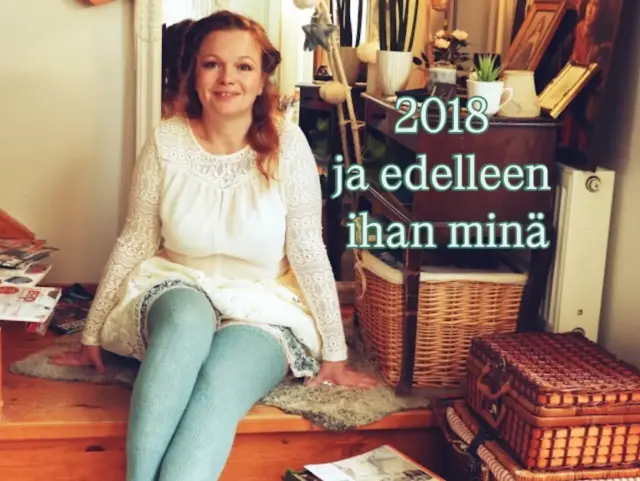 Kahdeksan vuotta sitten ja ihan selvästi edelleen minä.

Olen aina rakastanut näitä vuonna 2018 otettuja kuvia. Kun törmäsin niihin taas, tajusin, ettei kyse ole pelkästään siitä, että pidän kuvien tunnelmasta. Tässä asussa on aika paljon sellaista, mistä VillaNannassa on kyse edelleen.

Ekstrapitkät villasukat olen neulonut itse 100 % perunvillasta. Hame syntyi leikkuujätteestä, koska en yksinkertaisesti keksinyt paloille muutakaan käyttöä. 😄 Paita puolestaan oli muutaman euron löytö Kierrätyskeskuksesta.

Ja arvatkaa mitä? Hame ja villasukat ovat minulla edelleen. Kahdeksan vuotta myöhemmin. Paita kävi vuosien aikana liian pieneksi ja lähti eteenpäin, toivottavasti jonkun toisen vaatekaappiin ja käyttöön.

Kirjoitin tästä asusta vuonna 2018, että se oli “ihanan yltiöpäisen romanttinen”. Olen edelleen samaa mieltä. Pitsiä, kerroksia, itse tehtyä, kirppislöytöjä ja materiaaleja, joista tehdään jotain ihan muuta kuin alun perin oli tarkoitus.

Ehkä kaikkein hauskinta on huomata, ettei tämä ole minulle mikään uusi juttu. Tein leikkuujätteestä vaatteita jo silloin ja teen edelleen.

Kahdeksan vuotta myöhemmin hame on yhä vaatekaapissani. Kuinka vanha sinun vaatekaappisi vanhin edelleen käytössä oleva vaate on?

#kierrätysmuoti #itsetehtyvaate #ompelu #neulominen #kestäväpukeutuminen

Pitsiä, kerroksia, itse tehtyä ja kirppistä. Näköjään aika tuttua edelleen.

Hameen tein leikkuujätteestä. En keksinyt paloille muutakaan käyttöä. 😄

Kun palat olivat pieniä, niitä tuli sitten aika monta kerrosta.

Kirjoitin tästä asusta silloin: “ihanan yltiöpäisen romanttinen”. Olen edelleen samaa mieltä.

Paita oli muutaman euron kirppislöytö Kierrätyskeskuksesta.

Ekstrapitkät villasukat neuloin itse 100 % perunvillasta. Ja kyllä, minulla on ne edelleen.

Hamekin löytyy edelleen vaatekaapistani. Paita jäi vuosien varrella pieneksi ja lähti eteenpäin. Toivottavasti sillä on nyt uusi koti.

Kahdeksan vuotta myöhemmin teen edelleen samaa: katson materiaalia ja mietin, mitä tästä voisi tehdä.