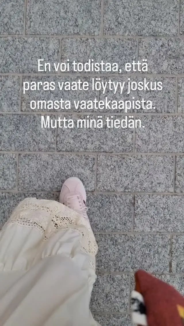 Pukeutumissäännöt? 

Minusta oma tyyli löytyy paremmin kokeilemalla kuin sääntöjä noudattamalla. 😄

Pukeutuminen saa olla leikkiä, eikä kaikkien tarvitse näyttää samalta.

Mitä pukeutumissääntöä sinä et noudata? 👇

#omatyylini #pukeutuminen