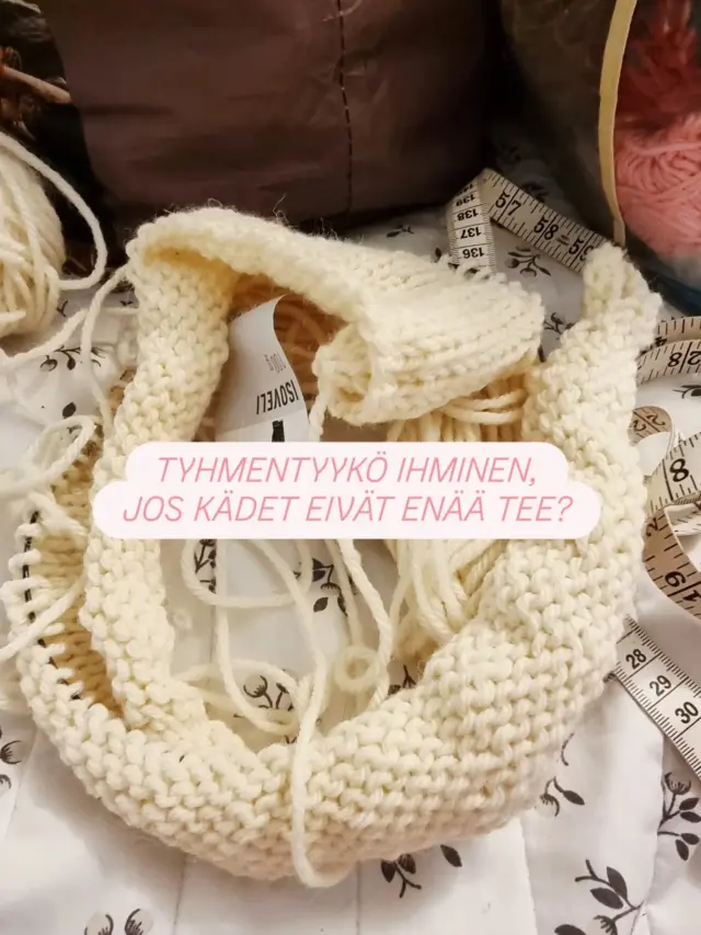 Voiko ihminen oppia vähemmän, jos kädet eivät enää tee?

Olen miettinyt tätä viime aikoina paljon työssäni lasten ja nuorten kanssa.

Saksilla leikkaaminen, mittaaminen, ohjeiden ymmärtäminen tai kaavan rakentaminen eivät olekaan niin yksinkertaisia asioita kuin helposti kuvittelemme. Niissä tarvitaan valtavasti erilaisia taitoja.

Minä esimerkiksi ymmärsin koulussa matematiikasta tutun piin vasta silloin, kun opiskelin vaatetusalaa ja jouduin piirtämään kellohameen kaavan. Yhtäkkiä asialla olikin jokin tarkoitus! 😂

Käsillä tekeminen ei ole pelkkää puuhastelua. Se on myös matematiikkaa, hahmottamista, keskittymistä, ongelmanratkaisua ja epäonnistumisen sietämistä.

Tutkimuksissa on havaittu yhteyksiä hienomotoristen taitojen ja oppimisen välillä. Se ei tarkoita, että käsitöiden väheneminen selittäisi heikentyneet PISA-tulokset. Mutta minusta asiaa kannattaa silti pohtia.

Mitä tapahtuu, jos lapset ja nuoret eivät enää harjoittele tekemään asioita itse?

💬 Mitä sinä ajattelet? Ovatko kädentaidot saaneet ansaitsemansa arvostuksen, vai pidetäänkö niitä edelleen vain mukavana puuhasteluna?

📖 Kirjoitin aiheesta pidemmin VillaNanna-blogiin. Mukana on myös tutkimuslinkkejä. Löydät kirjoituksen profiilini linkistä.

✂️ Seuraa @villananna, jos käsityöt, luovuus ja vähän syvällisemmätkin pohdinnat kiinnostavat.

#kädentaidot #käsityökasvatus #oppiminen