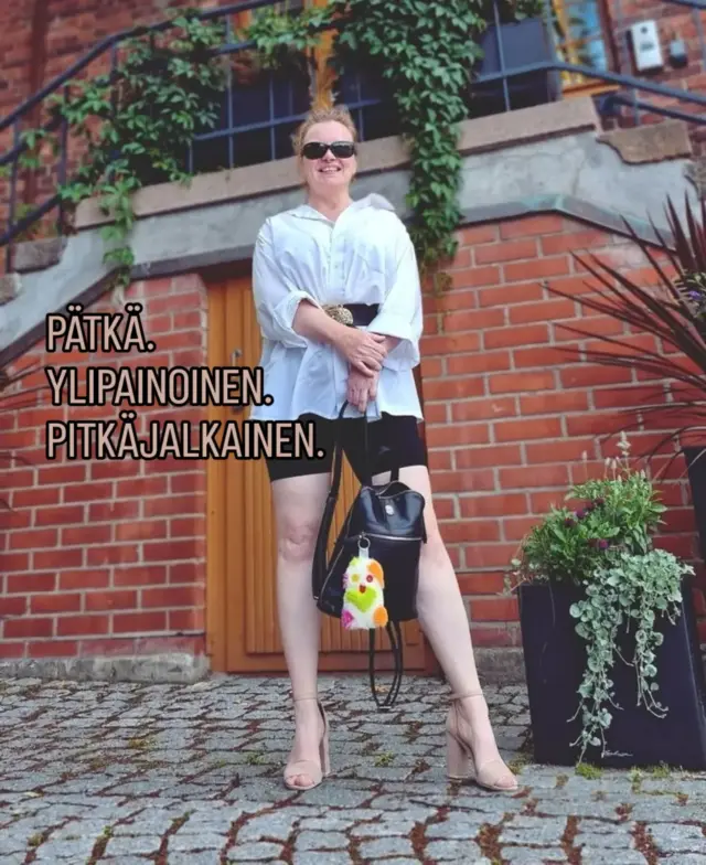 KUKA PÄÄTTI, MILLAINEN VARTALO ON OIKEA? 😎

Olen pätkä, ylipainoinen ja kaiken lisäksi pitkäjalkainen. 😂

Pukeutumissääntöjen mukaan minun pitäisi näyttää pidemmältä, hoikemmalta ja sopusuhtaisemmalta.

Mutta miksi ihmeessä?

En minä pukeudu korjatakseni vartaloani. Pukeudun, koska rakastan vaatteita ja haluan näyttää itseltäni!

Minulla on lyhyt ylävartalo ja pitkät jalat. Ja tiedättekö mitä? En ole koskaan ajatellut, että minun pitäisi pukeutumisellani yrittää muuttaa niitä.

Miksi meidän pitäisi jatkuvasti näyttää joltain muulta kuin mitä olemme?

Kuka muuten on päättänyt, millaiset vartalon mittasuhteet ovat oikeat? 😎

❤️ Tykkää, jos pukeudut itseäsi varten.
💾 Tallenna muistutukseksi.
✂️ Seuraa @villananna, jos pukeutumissäännöt eivät ole sinunkaan juttusi!

#villananna #pukeutuminen #persoonallinentyyli #omantyylinen #pukeutumisvapaus