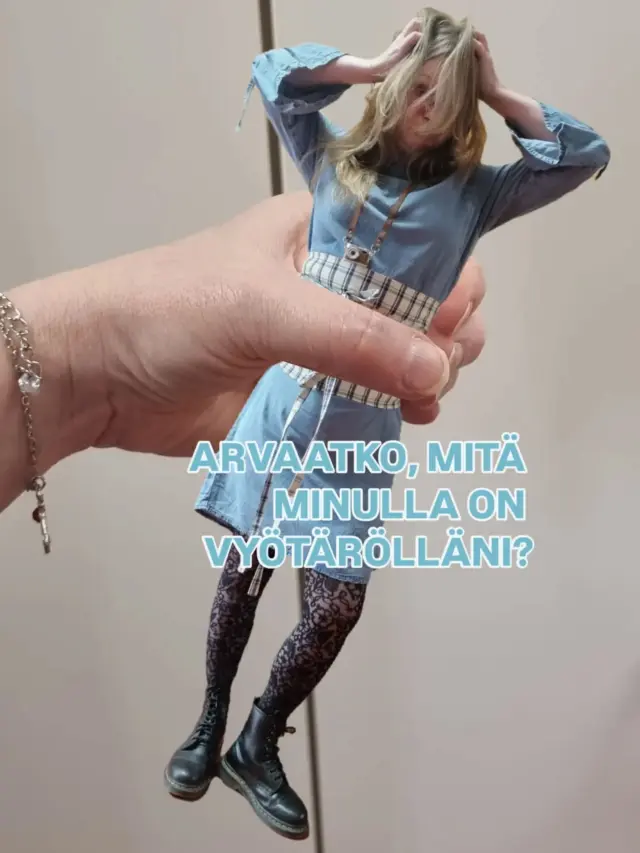 ARVAATKO, MITÄ MINULLA ON VYÖTÄRÖLLÄNI? 👀😂

Ei, en ostanut uutta vyötä. Ompelin sen kestokassien kangaspaloista! ♻️

Työkaverilta saadut kangaspalat ja vuoden 2009 Burdasta löytynyt kaava olivat aika mainio yhdistelmä. Lopputuloksena syntyi näyttävä, korsettimainen vyötärövyö.

Ja katsokaa, miten se muuttaa farkkumekon ilmettä! 😍

Juuri tätä rakastan ompelemisessa. Materiaalin ei tarvitse olla uutta, eikä vanha kaava tarkoita vanhanaikaista lopputulosta.

Joskus kaikkein kiinnostavimmat asusteet syntyvät siitä, mitä joku toinen ei enää tarvitse.

♻️ Mitä sinä olet tehnyt kaikkein erikoisimmasta kierrätysmateriaalista?

❤️ Tykkää, jos rakastat persoonallisia käsitöitä.
💾 Tallenna idea myöhempää inspiraatiota varten.

Lisää kuvia ja vyön koko tarina VillaNanna-blogissa. Linkki biossa! 🧵

#VillaNanna #ompelu #kierrätysmuoti #uusiokäyttö #itseommeltu 

Vanha farkkumekko sai uuden ilmeen, kun lisäsin vyötärölle itse ommellun ruutuvyön. Yksi asuste voi muuttaa yllättävän paljon!

Uskokaa tai älkää, tämä ruutukangas oli ennen osa kestokassia! ♻️ Kaava puolestaan löytyi vuoden 2009 Burdasta.

Minulle tämä on juuri sitä käsityön iloa: vanhasta syntyy jotain aivan uutta. Mitä sinä olisit tehnyt näistä kangaspaloista?

Joskus käsityöt lähtevät vähän lapasesta. Tällä kertaa ihan kirjaimellisesti! 😂