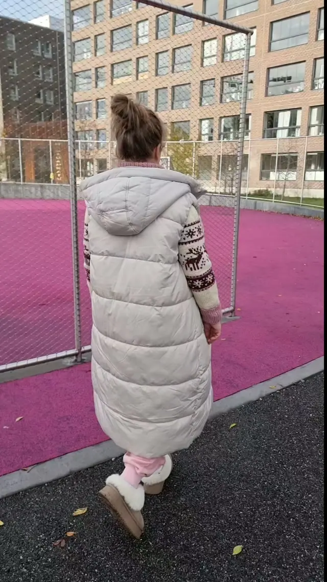 HUOMIONHAKUINEN. Entä sitten? 😎

Somessa huomion hakemista pidetään usein jotenkin nolona. Erityisesti silloin, kun nainen julkaisee kuvia tai videoita itsestään.

Mutta eikö koko sosiaalinen media perustu siihen, että haluamme tulla nähdyiksi?

Miksi on hyväksyttävää tavoitella näyttökertoja, tykkäyksiä ja seuraajia, mutta huomionhaluiseksi kutsuminen on loukkaus?

Ja onko siinä edes mitään väärää, jos ihminen nauttii huomiosta?

Minua kiinnostaa ihan oikeasti: miksi huomion hakemista pidetään niin kielteisenä asiana?

#huomionhakuisuus #itsevarmuus #naiseus #omannäköinenelämä #VillaNanna