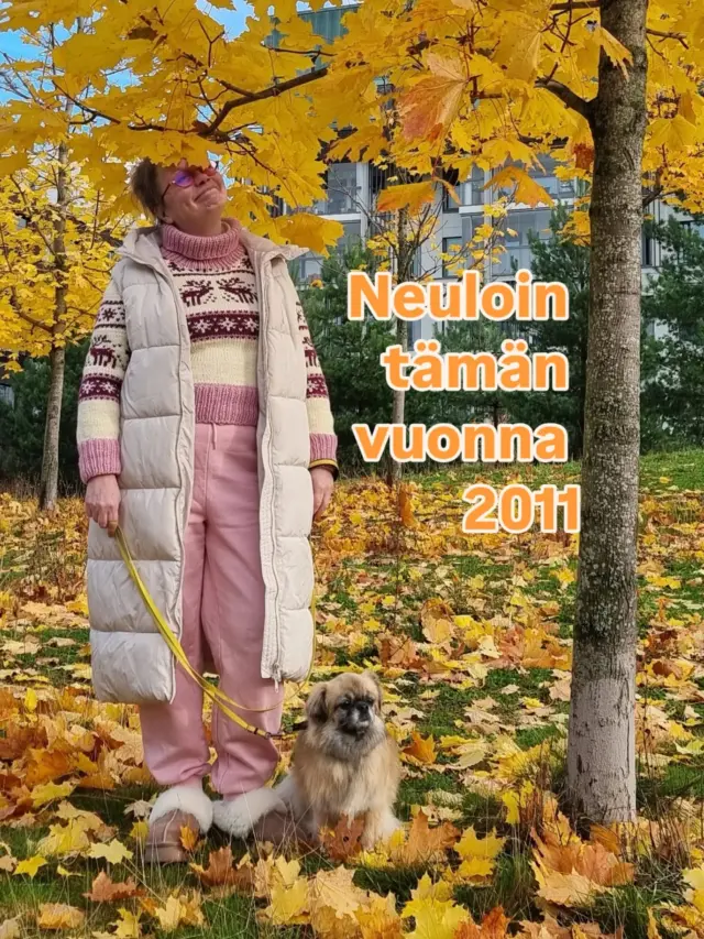 15 vuotta vanha poroneule. Ja edelleen yksi vaatekaappini suosikeista! 🦌💗

Neuloin tämän poroneuleen vuonna 2011 Novitan Talvi-lehden ohjeella. Vuosien varrella moni vaate on tullut ja mennyt, mutta tämä on pysynyt mukana.

Nyt yhdistin sen vaaleanpunaisiin collegehousuihin ja pitkään toppaliiviin. Ei ehkä se kaikkein perinteisin tapa pukea poroneuletta, mutta juuri siksi tykkäänkin siitä! 😁

Vaatekaapin suosikit eivät välttämättä ole uusimpia hankintoja. Joskus ne ovat niitä, joihin on vuosien varrella kertynyt eniten tarinoita.

🦌 Koko neuleen tarina ja lisää kuvia löytyvät VillaNanna-blogista. Linkki biossa!

Mikä on sinun vaatekaappisi vanhin edelleen käytössä oleva suosikki?

#vaatekaapinsuosikit #poroneule #itseNeulottu #persoonallinentyyli #VillaNanna