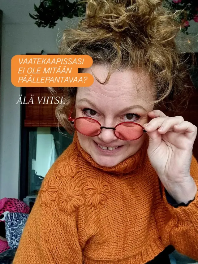 VAATEKAAPISSASI EI OLE MITÄÄN PÄÄLLEPANTAVAA? ÄLÄ VIITSI. 😂

Kaappi pursuaa vaatteita, mutta silti pitäisi päästä shoppailemaan. Kuulostaako tutulta?

Entä jos ongelma ei olekaan vaatteiden puute vaan mielikuvituksen puute?

Tässä asussa on kaksi itse tekemääni vaatetta, jotka eivät alun perin edes kuuluneet yhteen. Musta hame ja oranssi neulottu bolero ovat syntyneet eri aikoina, eri projekteina, mutta yhdessä niistä tuli juuri tällainen kokonaisuus. Ja minusta se toimii!

Vaatekaapin uudistaminen ei aina tarkoita ostoskassien täyttämistä. Se voi tarkoittaa vanhojen vaatteiden löytämistä uudelleen, rohkeita yhdistelmiä, pientä tuunausta ja sitä, että lakkaa säästelemästä lempivaatteitaan jotain epämääräistä parempaa päivää varten.

Minä en halua vaatekaappia, joka on täynnä vaatteita, joita en uskalla käyttää. Haluan vaatteita, joilla on elämää ja tarinoita.

Ja nyt saa tunnustaa: kuinka usein sinä seisot täyden vaatekaapin edessä ja väität, ettei siellä ole mitään päällepantavaa? 😁

Viisi tapaa rakastua vaatekaappiisi uudelleen löytyy uudesta VillaNanna-blogipostauksesta. Linkki biossa!

#vaatekaappi #persoonallinenpukeutuminen #itseTehty #kierrätysmuoti #VillaNanna